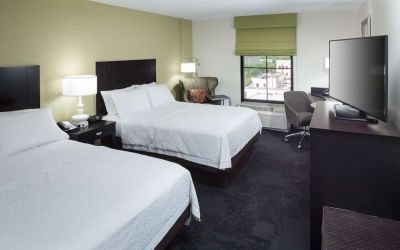 Day use twin room with work desk at Hampton Inn & Suites Gainesville-Downtown.