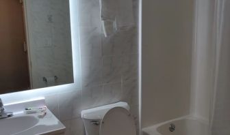 Guest bathroom with shower and tub at Hotel Key.