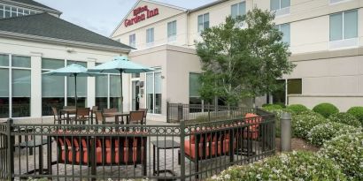 Exterior lounge seating, perfect for coworking at Hilton Garden Inn Dothan.