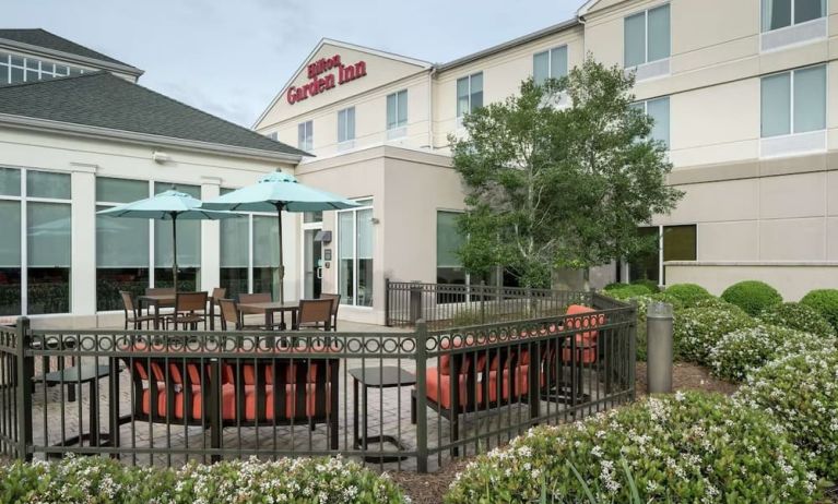 Exterior lounge seating, perfect for coworking at Hilton Garden Inn Dothan.