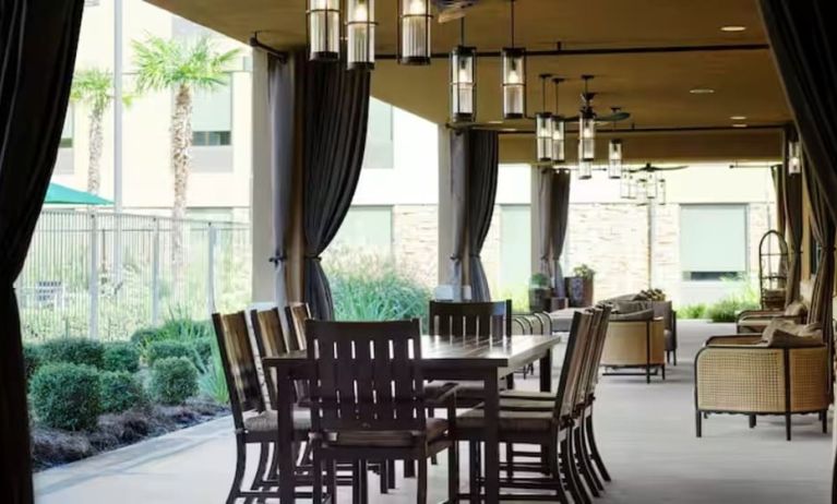 Outdoor seating at Hilton Garden Inn Shreveport Bossier City.