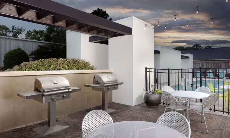 Patio with BBQ and picnic area at Home2 Suites By Hilton Charleston Airport/Convention Center.