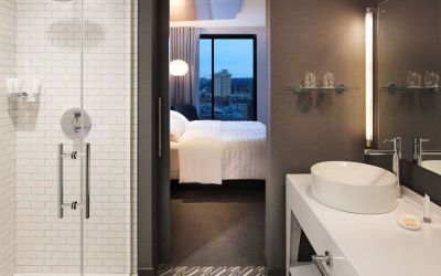 Private guest bathroom with shower at Le Méridien Columbus, The Joseph.