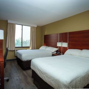 Day use twin room with work desk and private bathroom at Sky Hotel Flushing - Laguardia Airport.