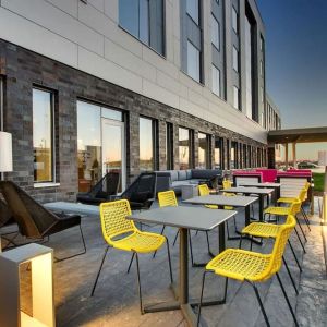 Outdoor seating at The Rose Hotel Chicago O’Hare, Tapestry Collection By Hilton.