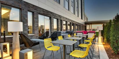 Outdoor seating at The Rose Hotel Chicago O’Hare, Tapestry Collection By Hilton.