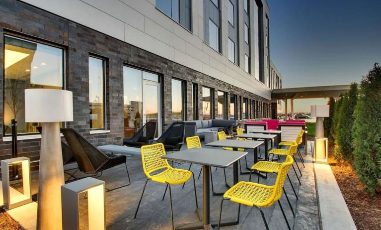 Outdoor seating at The Rose Hotel Chicago O’Hare, Tapestry Collection By Hilton.