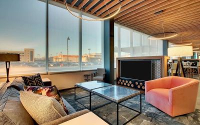 Lobby lounge area at The Rose Hotel Chicago O’Hare, Tapestry Collection By Hilton.