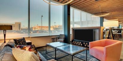Lobby lounge area at The Rose Hotel Chicago O’Hare, Tapestry Collection By Hilton.