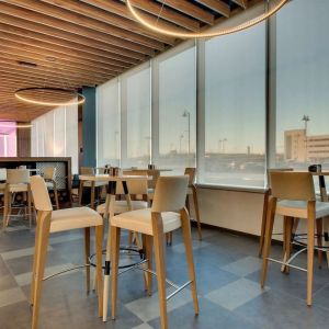 Lobby workspace at The Rose Hotel Chicago O’Hare, Tapestry Collection By Hilton.