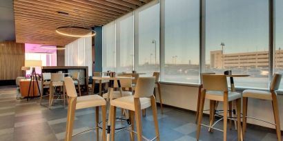 Lobby workspace at The Rose Hotel Chicago O’Hare, Tapestry Collection By Hilton.