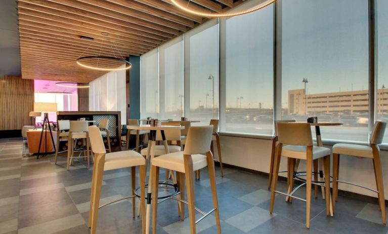Lobby workspace at The Rose Hotel Chicago O’Hare, Tapestry Collection By Hilton.