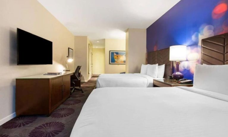 Day use twin room with work desk and private guest bathroom at The Chicago Hotel Collection - Magnificent Mile.