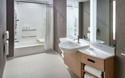 Private guest bathroom with combined shower and tub at 	SpringHill Suites Atlanta Northwest.