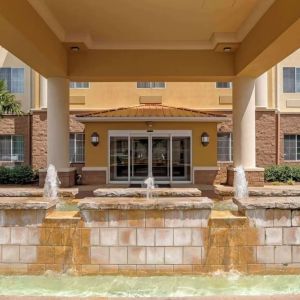 Beautiful entrance at Comfort Suites Alexandria, LA