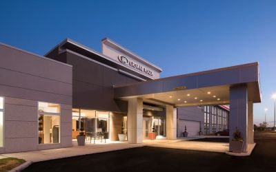 Hotel exterior and parking at Crowne Plaza Chicago SW.