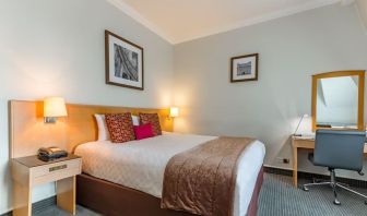 King room at Thistle Bloomsbury Park.