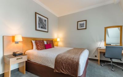 King room at Thistle Bloomsbury Park.