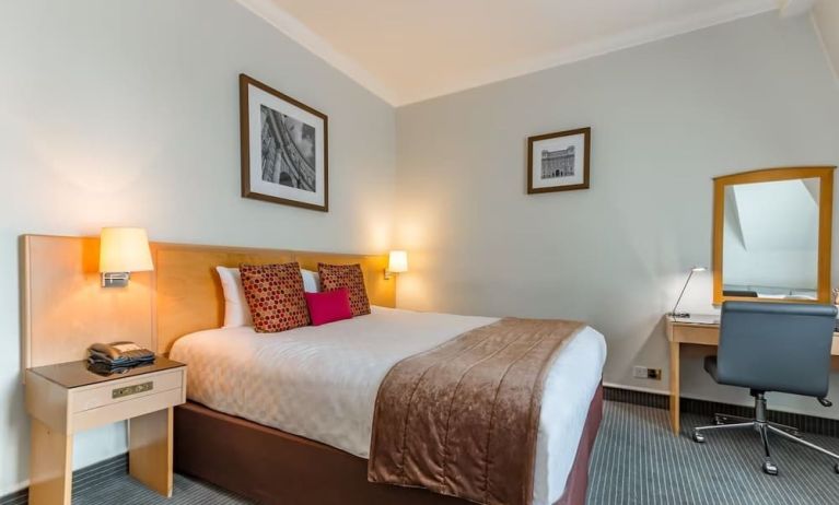 King room at Thistle Bloomsbury Park.