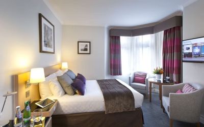 King room at Thistle Bloomsbury Park.
