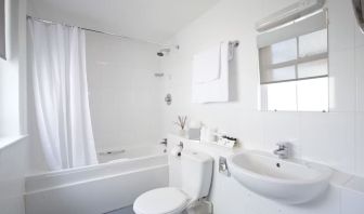 Guest bathroom at Thistle Bloomsbury Park.