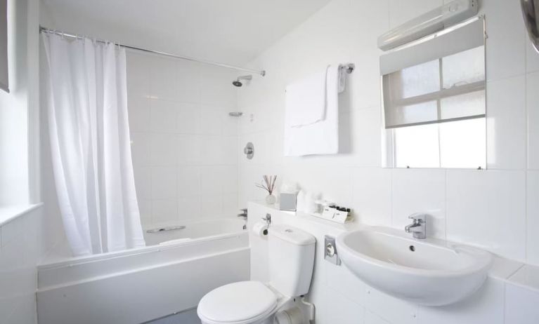 Guest bathroom at Thistle Bloomsbury Park.
