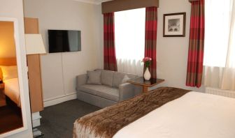King bed at Thistle Bloomsbury Park.