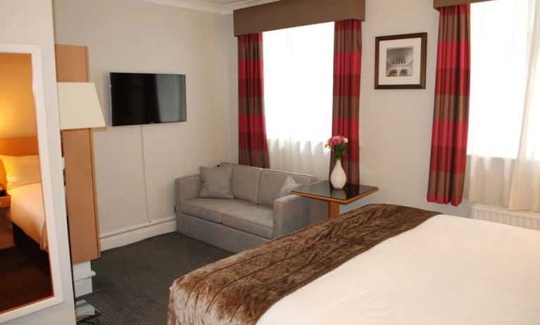 King bed at Thistle Bloomsbury Park.