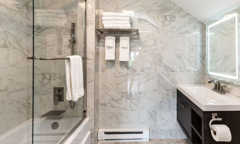 Private guest bathroom with combined shower and tub at SKYLARANNA Resort & Spa.