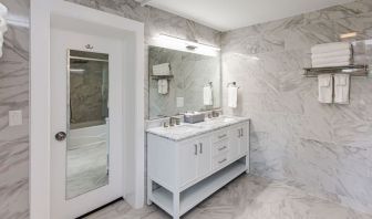 Private bathroom with free toiletries at SKYLARANNA Resort & Spa.
