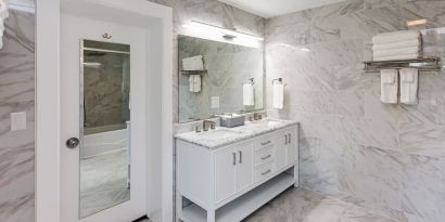 Private bathroom with free toiletries at SKYLARANNA Resort & Spa.