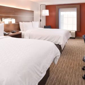 Day use twin room with work desk and private bathroom at Holiday Inn Express Towson Baltimore North.