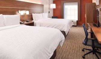 Day use twin room with work desk and private bathroom at Holiday Inn Express Towson Baltimore North.