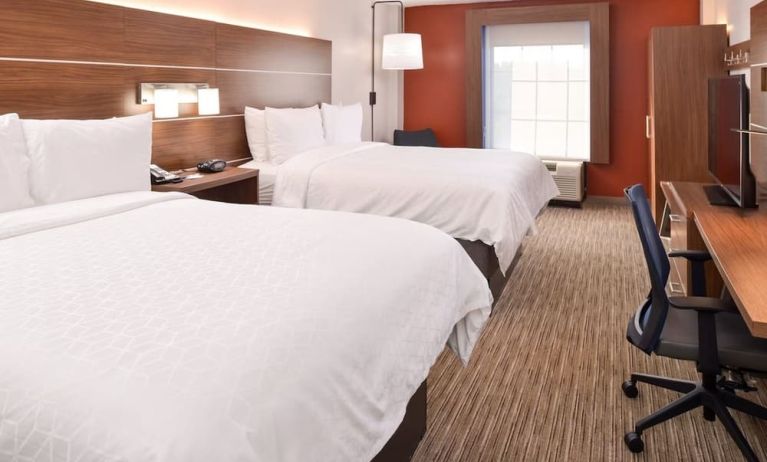 Day use twin room with work desk and private bathroom at Holiday Inn Express Towson Baltimore North.