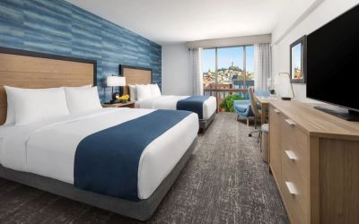 Day use twin room with work desk and floor to ceiling window at Hotel Caza.