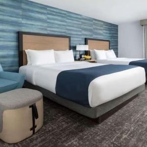 Bright and spacious day use twin room at Hotel Caza.