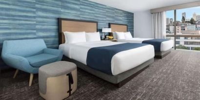 Bright and spacious day use twin room at Hotel Caza.
