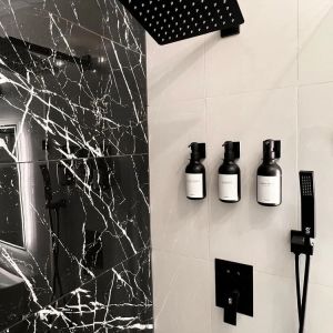 Day room with shower at The Irish Inn Boutique Hotel.