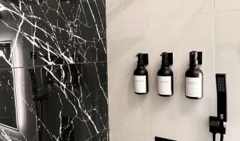 Day room with shower at The Irish Inn Boutique Hotel.