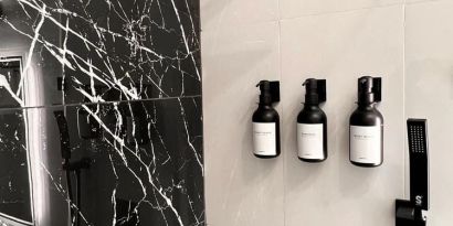 Day room with shower at The Irish Inn Boutique Hotel.