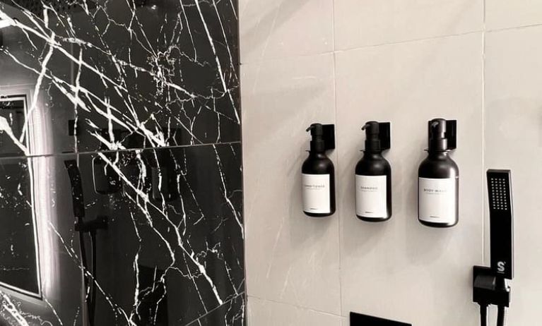 Day room with shower at The Irish Inn Boutique Hotel.