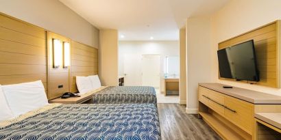 Day use twin room with private bathroom and workspace at Palace Inn Blue IAH East.