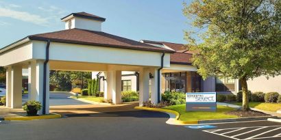 Hotel entrance and parking area at Sonesta Select Atlanta Norcross I-85.