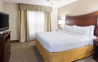 King room at Homewood Suites By Hilton Shreveport.