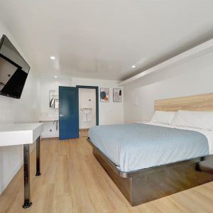 Day room with TV at Casablanca Inn.