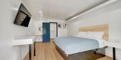 Day room with TV at Casablanca Inn.