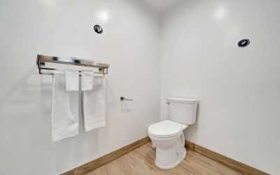 Day room with guest bathroom at Casablanca Inn.