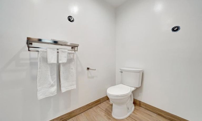 Day room with guest bathroom at Casablanca Inn.