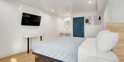 Day room with TV at Casablanca Inn.