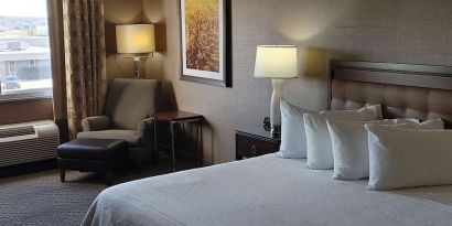 King bed at Wyndham Omaha.